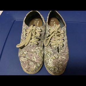 Toms floral lace up shoes!